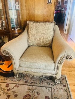 Elegant Traditional Accent Chair – Excellent Condition