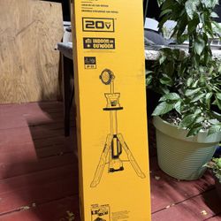 Dewalt 20V MAX 3000-Lumen Tripod Light with (1) 20V 6.0Ah Battery and (1) 4 Amp Charger