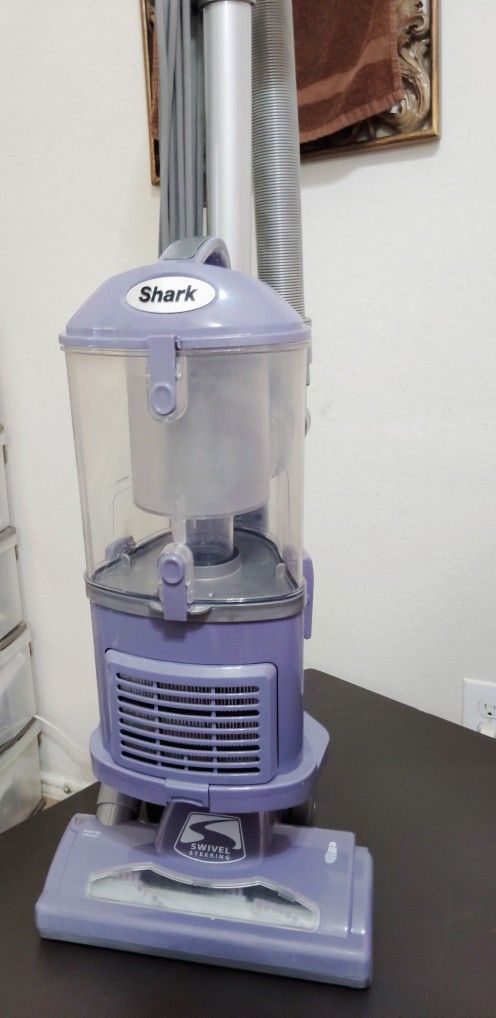 Shark Navigator Lift-Away Deluxe Upright