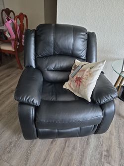 Single-seat recliner; looks like new, no flaws.