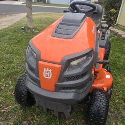 Husqvarna Riding Mower 42in Deck New 1 Hour On It