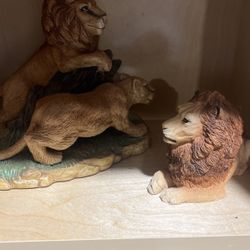 2 Lion Statues 