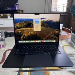 2023 15” MacBook Air M2 Chip 8GB Ram 256SSD! Like new! We offer financing!