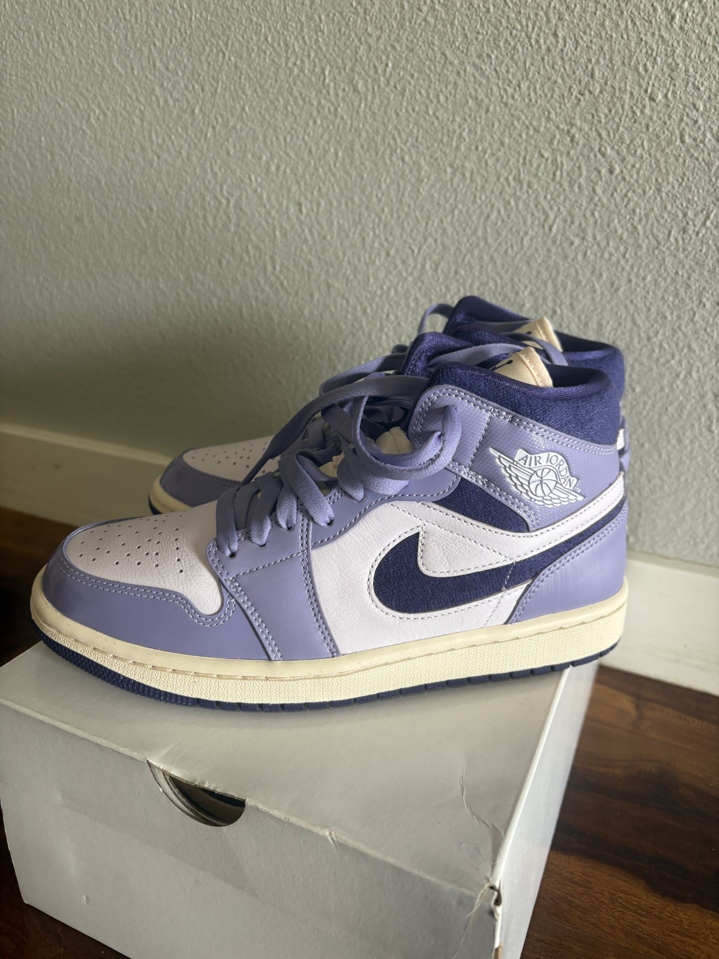 Brand new Womens Nike Air Jordan Mid 