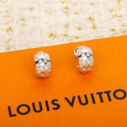 A fashionable and classic stud earrings