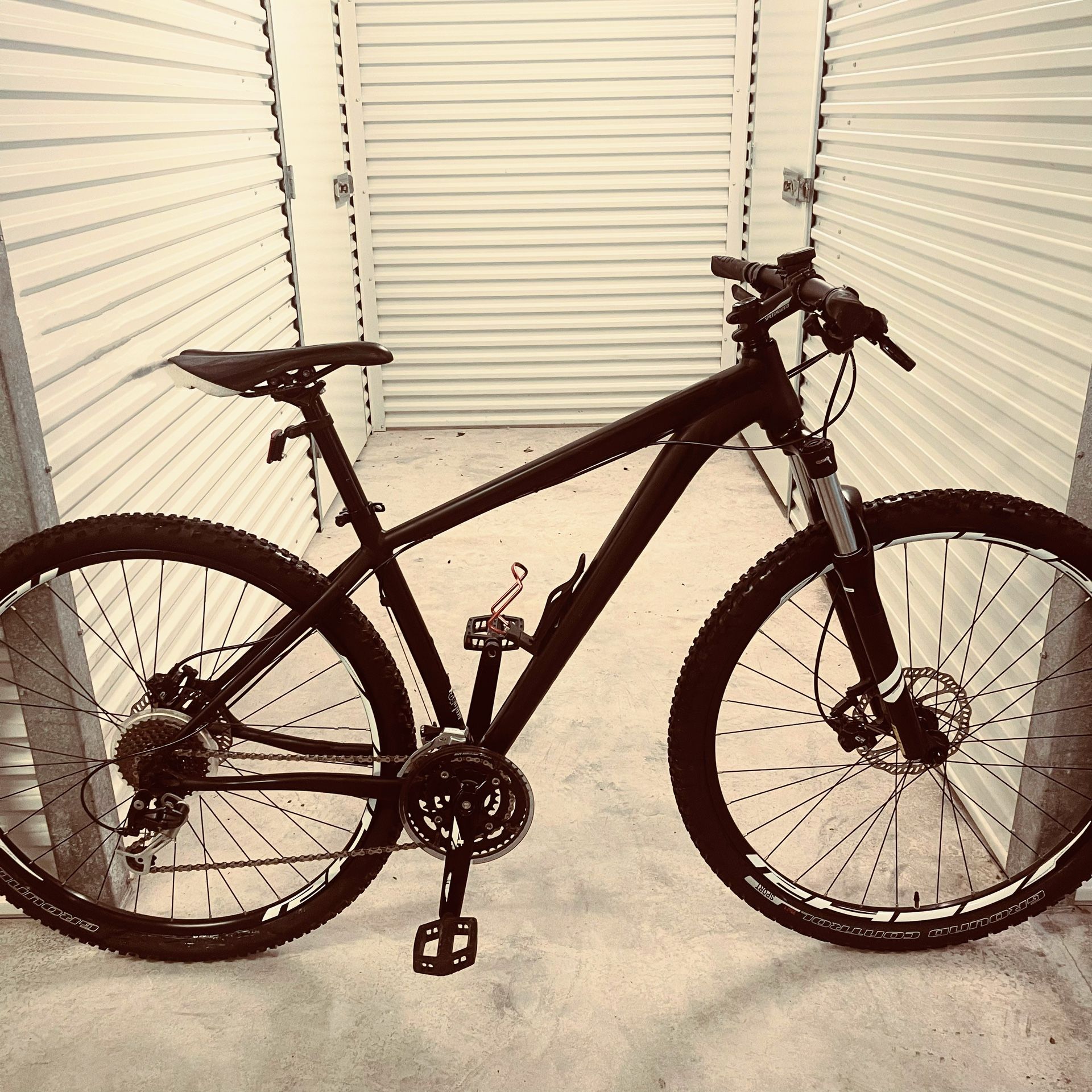 29“ Specialized ’Rockhopper’ Bicycle (BARELY USED)
