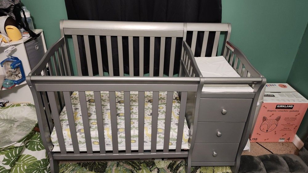 Mini crib with Changing Station