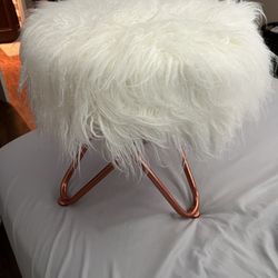 Round/ Faux Fur Ottoman