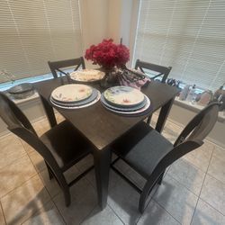 Small Beautiful Dining Table 