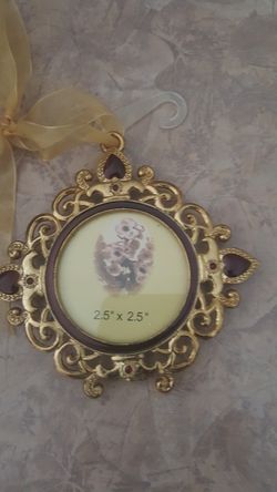 Brand new round hanging foto frame in gold color