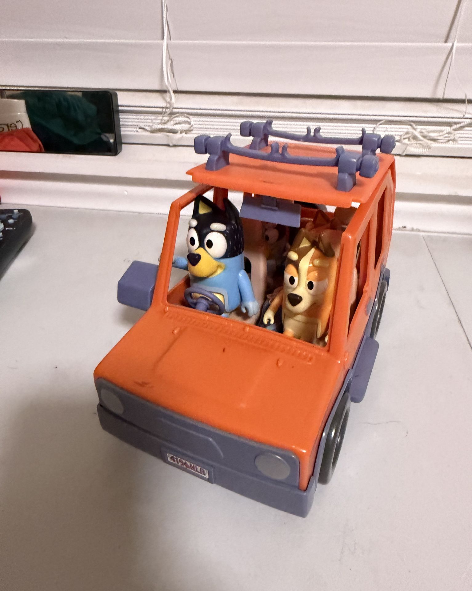 BLUEY Heeler Jeep 4WD FAMILY VEHICLE CAR By Moose Toys Car Orange Hatchback 2018 with figurines
