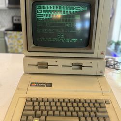 Vintage Apple IIe (2e) Computer w/Duo Drive and Monitor 