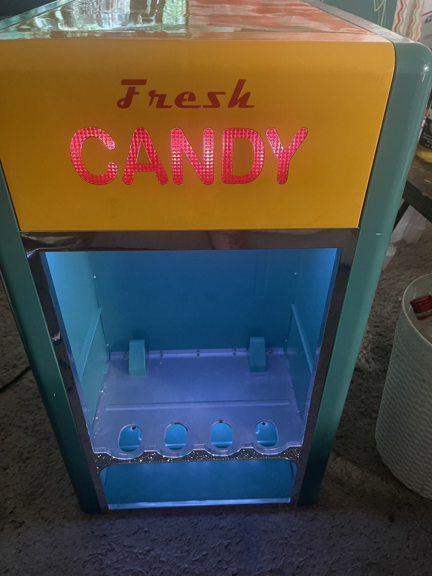 Vintage Company Popcorn And Candy Machine . Old School Pinstripes Green Modular . Lights Working Condition. Very Cool For Kids Or Collectors.