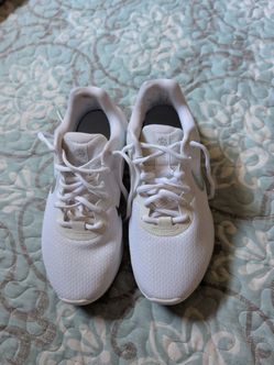 Tennis shoes
