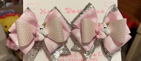 Unicorn bow set on vinyl