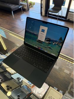 Apple MacBook 13inch M2 8GB RAM 256gb STORAGE