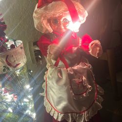 Animated Mrs. Claus in perfect condition with her little spectacles on holding a candle, moving her head with a little apron this is a vintage item