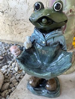Frog Statue 