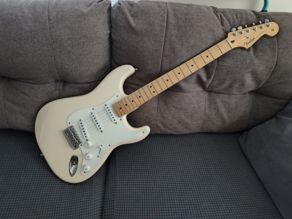 Fender Stratocaster MIM Olympic White Very Cool Guitar.