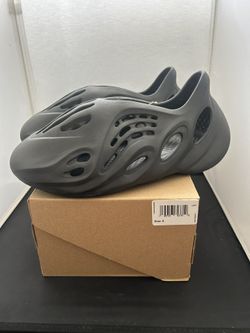 Yeezy Foam Runner Onyx Size 9 