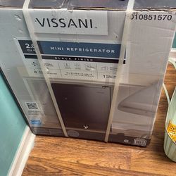 VISSANI 2.6 cubic ft mini fridge