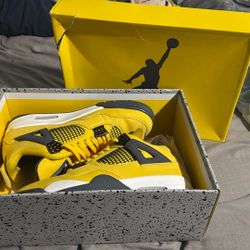 Air Jordan 4 Retro "Lightning"