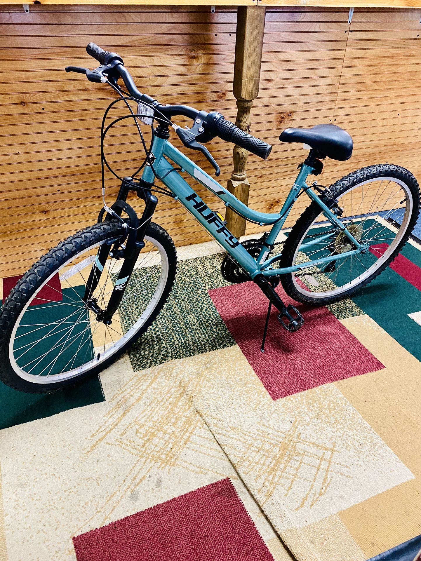 Huffy 26” Rock Creek Woman’s 18 Speed Mountain Bike , Mint