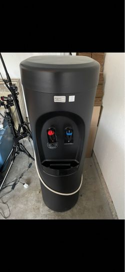Moving out soon. AOUVERSE Hot and Cold Bottleless Water Dispenser excellent condition with Brand new filters