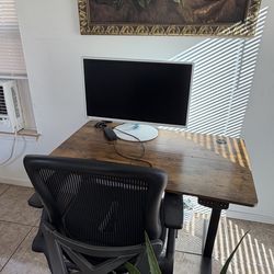 Escritorio eléctrico  silla y pantalla monitor