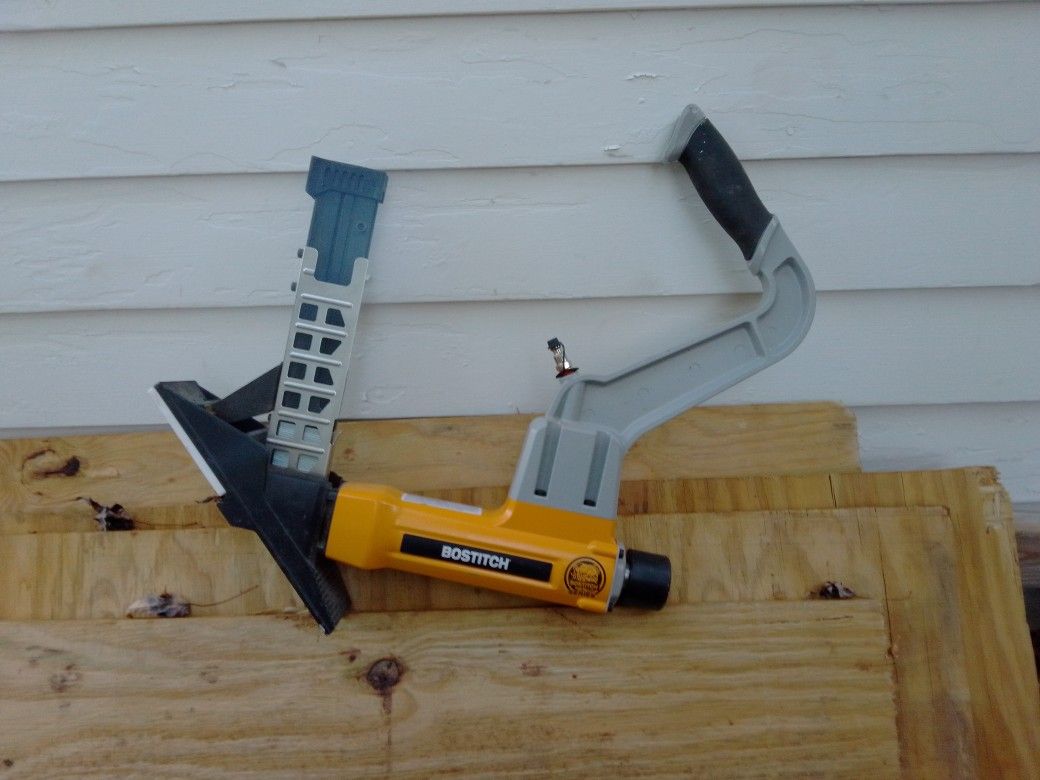 BOSTITCH 2-in-1 Flooring Nailer (BTFP12569), Very Lightly Used (No Hammer)2-in-1 Flooring Nailer (BTFP12569), Very Lightly Used