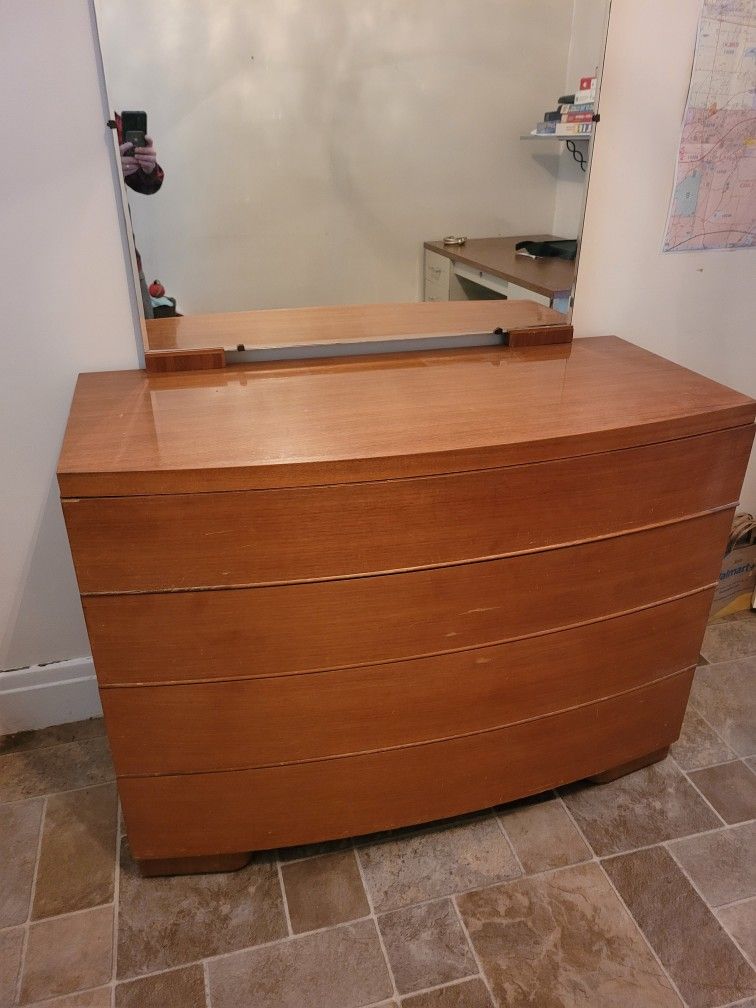 Dresser With Mirror