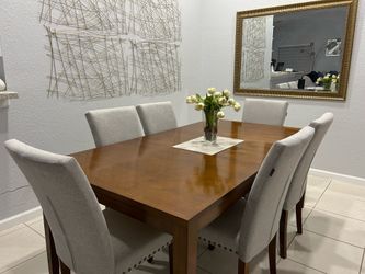Like new dining room set with 6 chairs