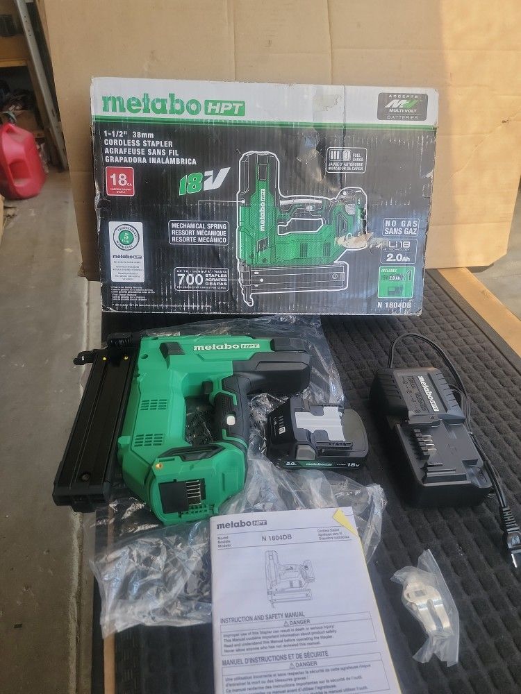 METABO HPT MULTI-VOLT 18-GAUGE 1-1/2-IN NARROW CROWN FINISH STAPLER BATTERY AND CHARGER INCLUDED
