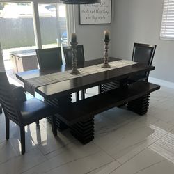 Dining Room Table And Good Condition