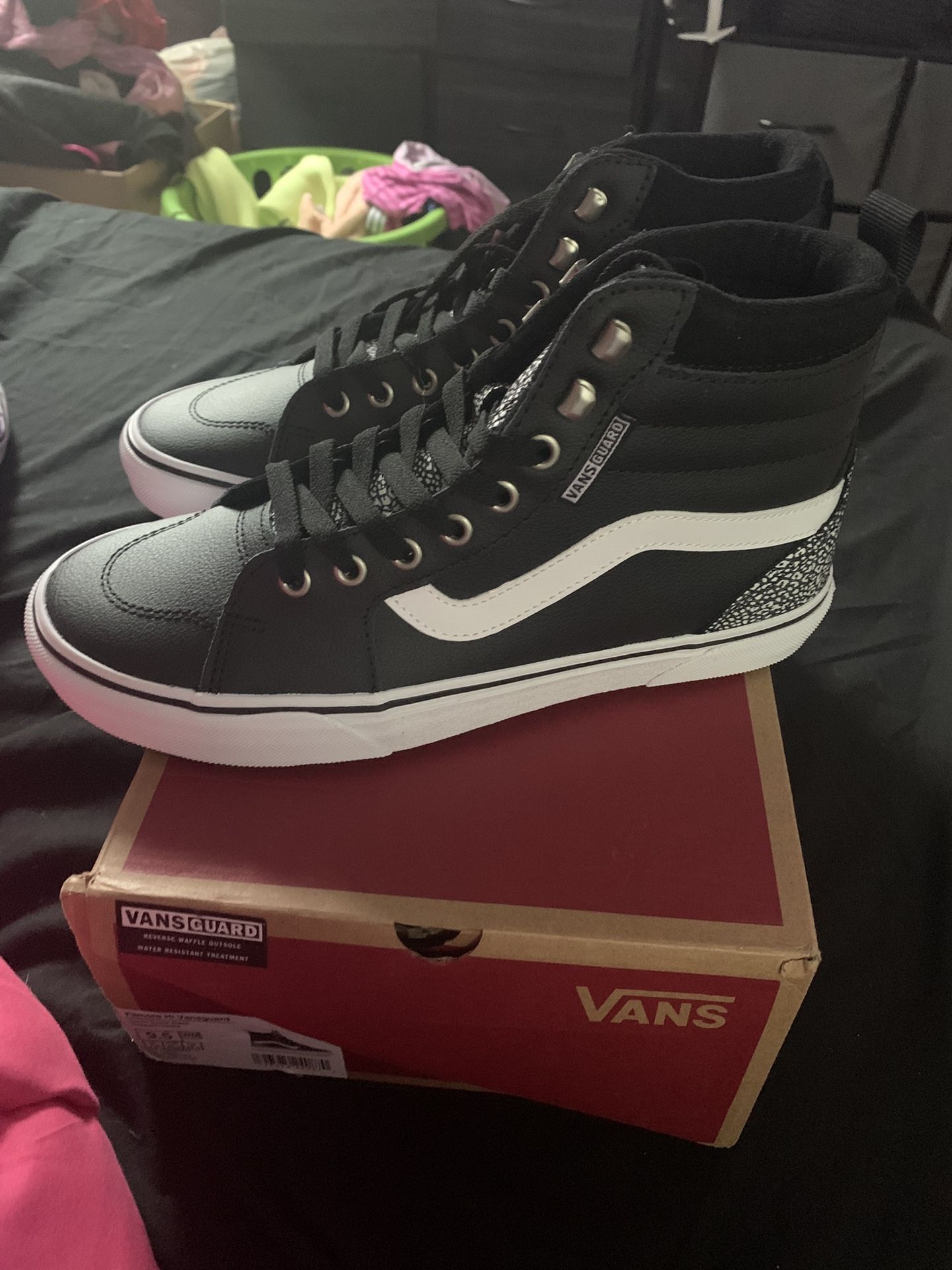 New In Box Womens Size 9.5/Mens Size 8 Vans Sneakers