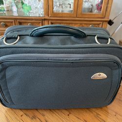 Samsonite Carry On Luggage with a Whole Bunch of Separate Compartments in Excellent Condition