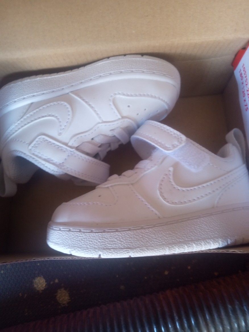 Nikes 4c