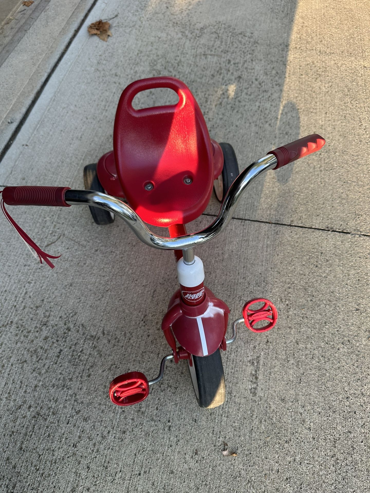 Radio Flyer 415S Kids Readily Assembled Steel Framed Adjustable Beginner Fold 2 Go Trike with Spacious Storage Bin and Handle Streamers, Red