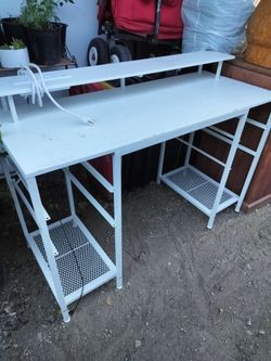 Escritorio con ploga integrada