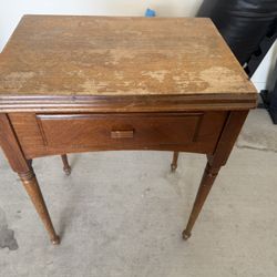 Vintage Singer Sewing Machine & Table 