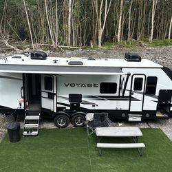 2022 Winnebago 30’ RV Trailer 