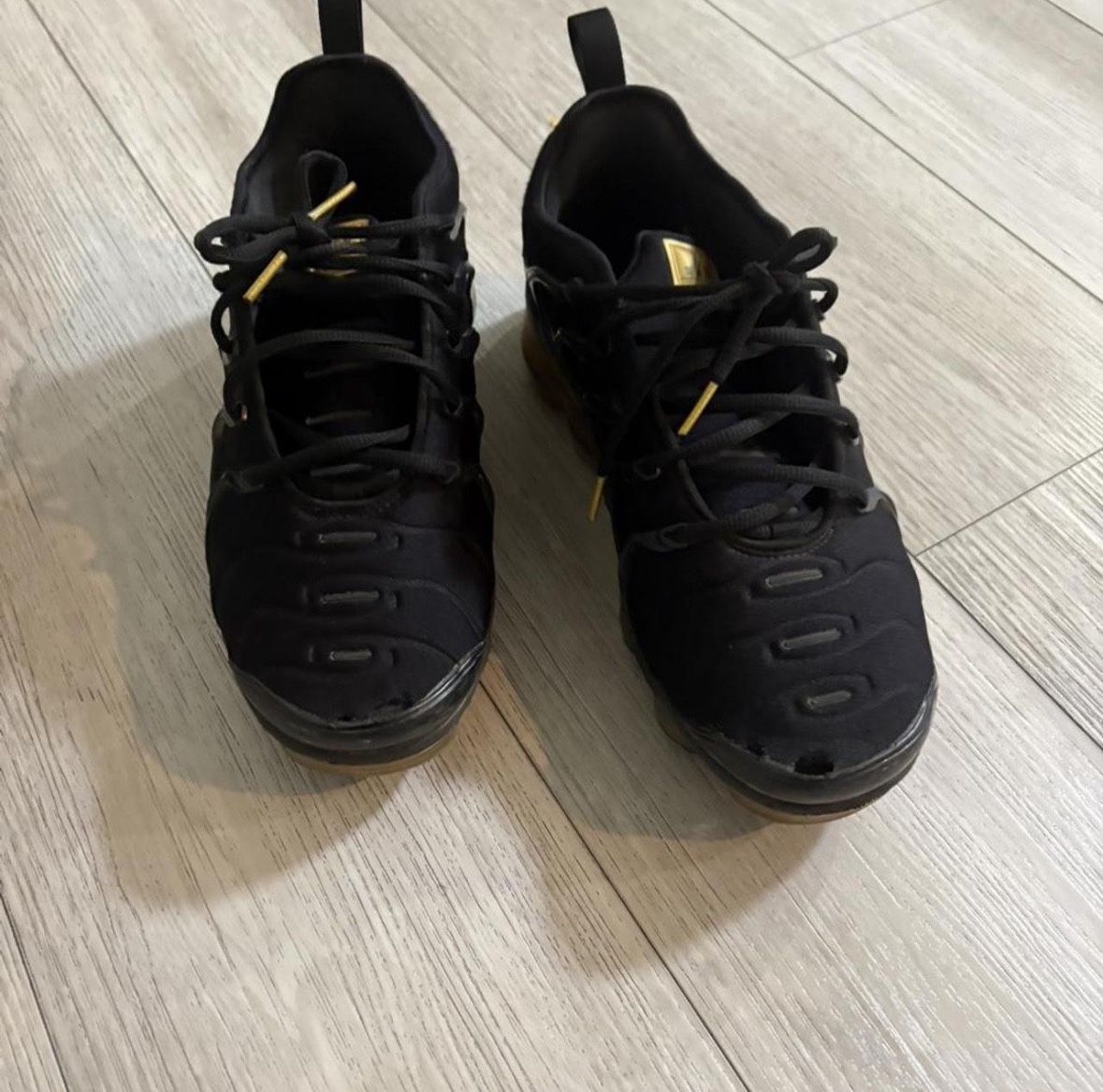 vapor max plus (gold & black)