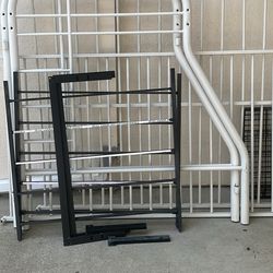 Bunkbed twin size on top full size at the bottom the black ones are twin size frame just missing screws, but everything is there Bunkbed twin size on 