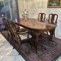 Very nice dining room table and chairs