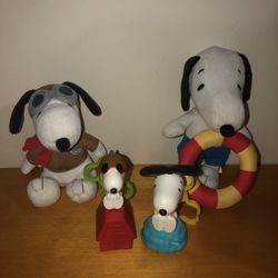 4 piece Snoopy bundle. 2 hard toys and 2 plush stuffed animals