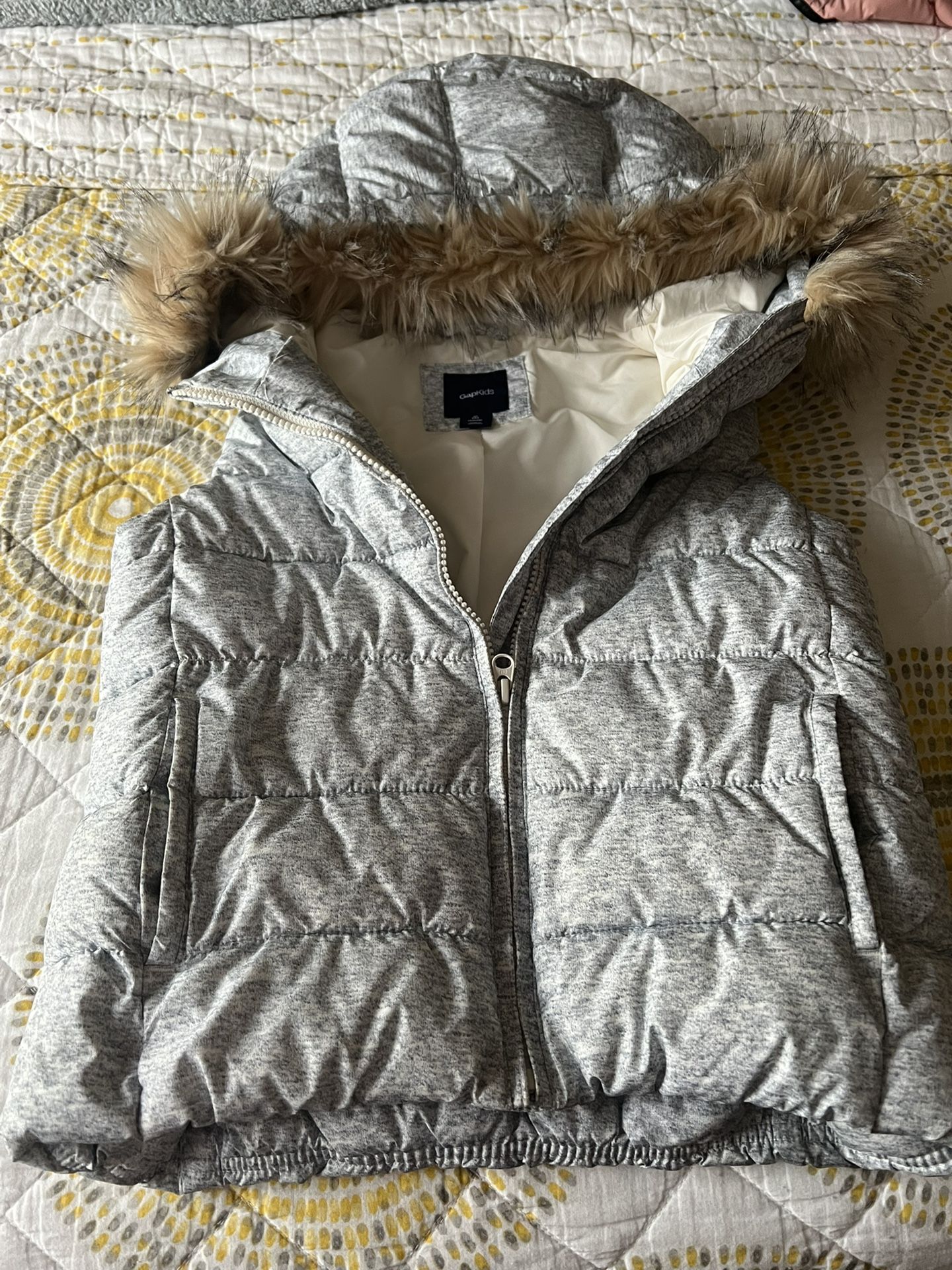 Puffer Vest with detachable hood and faux fur. Perf for Fall, Winter