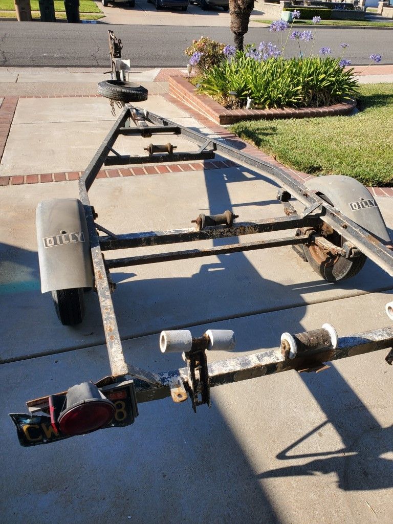 Dilly small boat trailer  - ideal for 12 - 13 ft boat - needs TLC