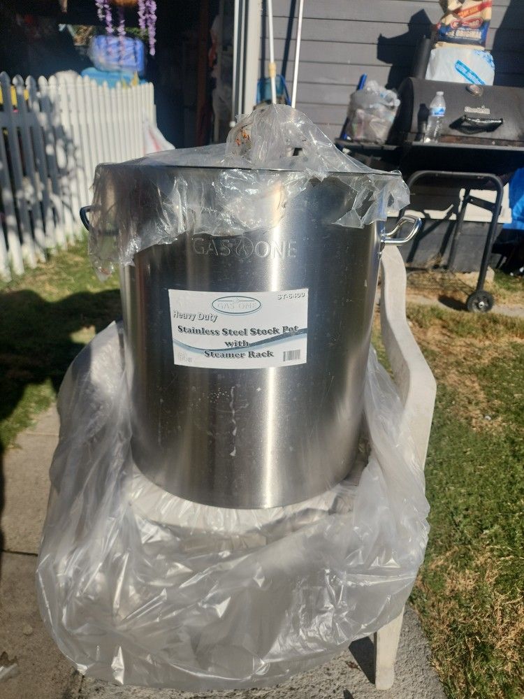 Stainless steel stalk pot with steamer wreck 64 Feet