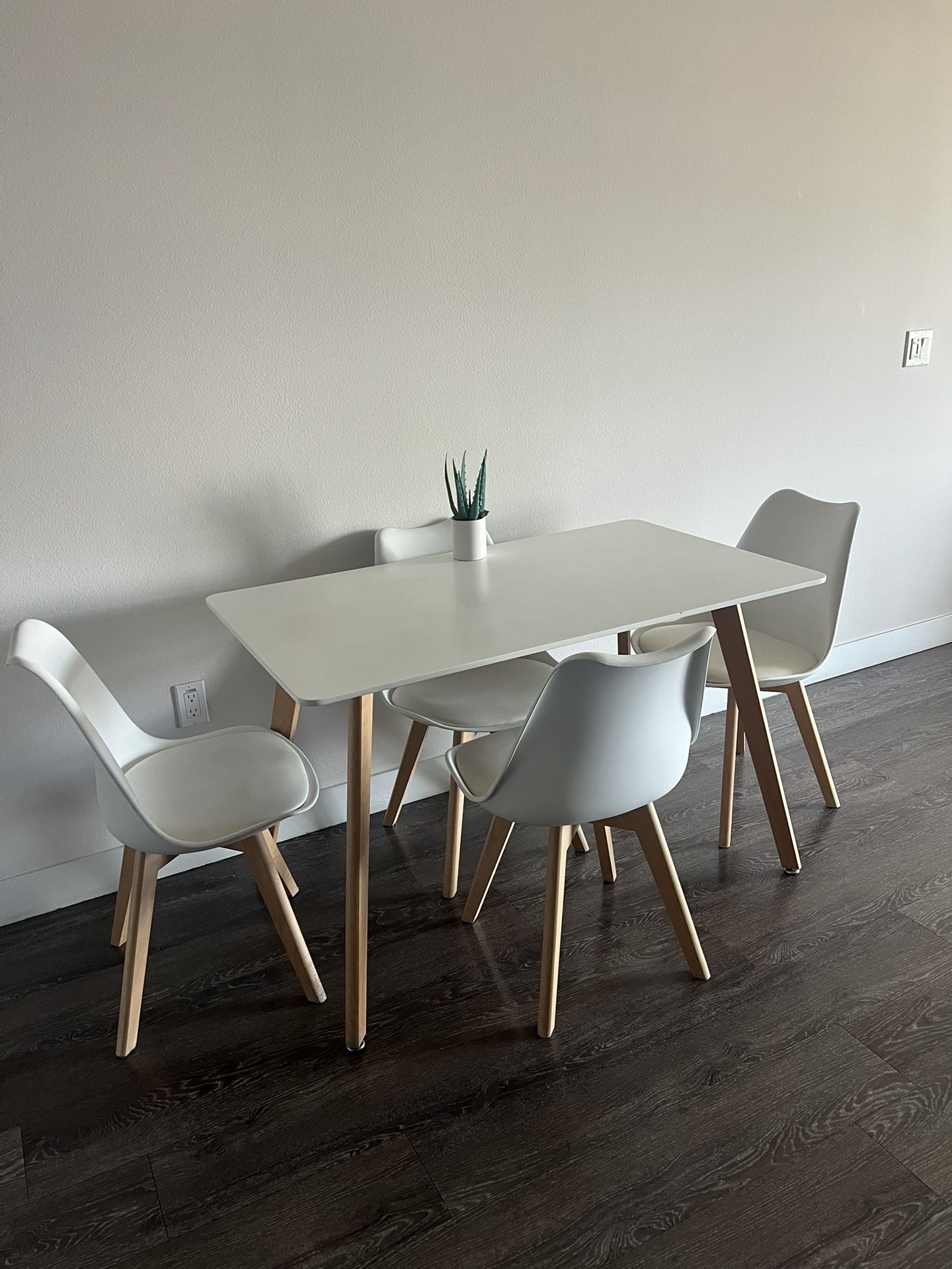 Dining Table +4 Chairs