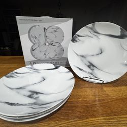 NEW 4 piece dinner plates (10.75”)